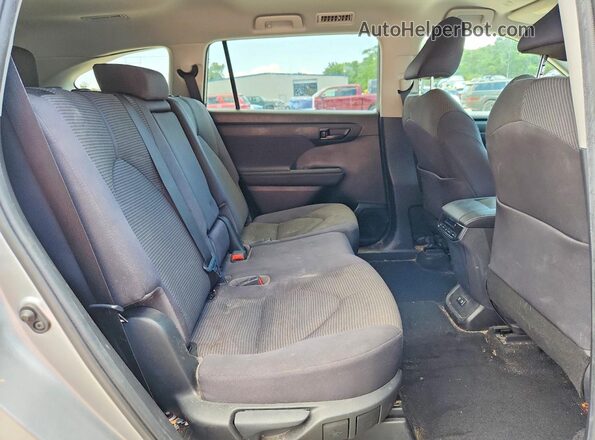 5TDBZRBHXLS015693 2020 TOYOTA HIGHLANDER Серебряный Вид задней части салона