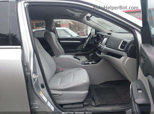 5TDBZRFH1HS402389 2017 TOYOTA HIGHLANDER Silver Front interior view