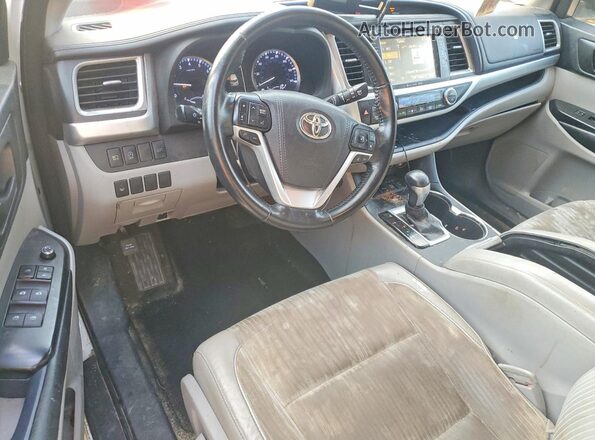 5TDBZRFH4HS452610 2017 TOYOTA HIGHLANDER Белый Вид панели приборов