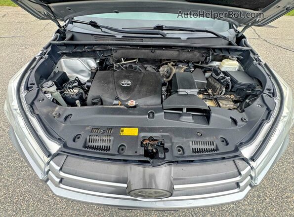 5TDBZRFH7JS845989 2018 TOYOTA HIGHLANDER Серебряный Вид панели приборов