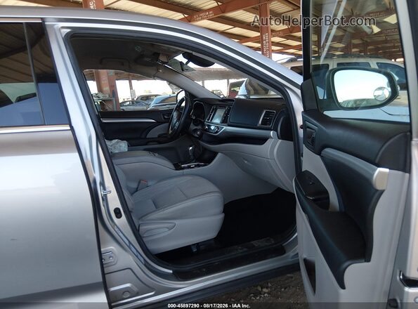 5TDBZRFH8HS429041 2017 TOYOTA HIGHLANDER Серебряный Вид салона спереди