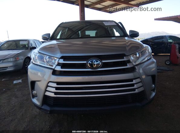 5TDBZRFH8HS429041 2017 TOYOTA HIGHLANDER Серебряный Вид задней части салона
