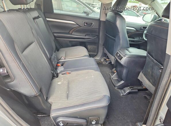 5TDBZRFH9JS834346 2018 TOYOTA HIGHLANDER Silver Widok wnętrza z tyłu