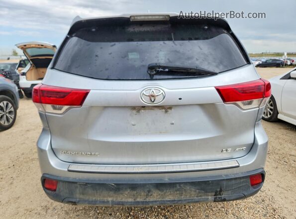 5TDBZRFH9JS834346 2018 TOYOTA HIGHLANDER Silver Widok z tyłu