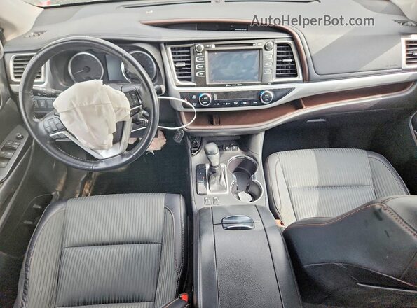 5TDBZRFH9JS834346 2018 TOYOTA HIGHLANDER Silver Widok deski rozdzielczej
