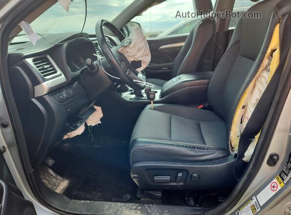 5TDBZRFH9JS834346 2018 TOYOTA HIGHLANDER Silver Widok wnętrza z przodu