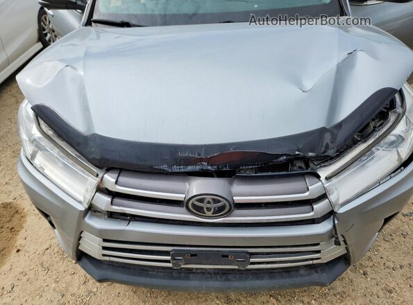5TDBZRFH9JS834346 2018 TOYOTA HIGHLANDER Silver Widok komory silnika