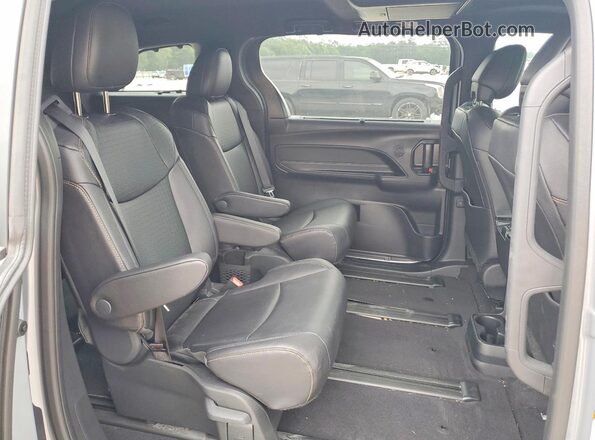 5TDCSKFC0TS229042 2026 TOYOTA SIENNA Gray Vista interior trasera