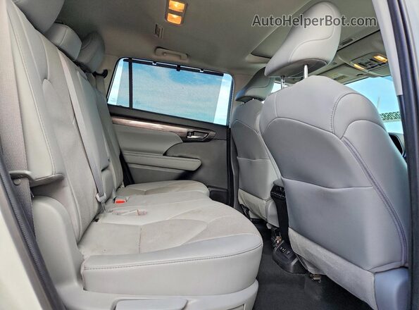 5TDDBRCH9MS527202 2021 TOYOTA HIGHLANDER White Vista interior trasera