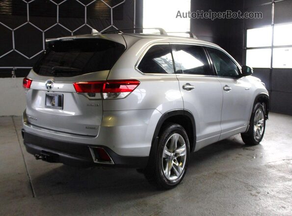 5TDDGRFHXJS044617 2018 TOYOTA HIGHLANDER Silver Przód prawy