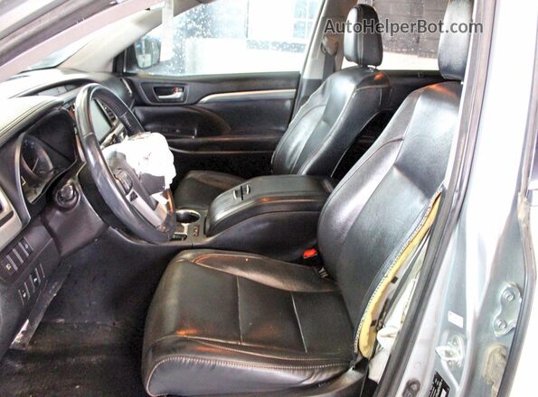5TDDGRFHXJS044617 2018 TOYOTA HIGHLANDER Silver Widok tylnych siedzeń