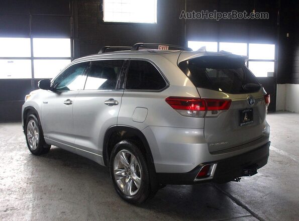5TDDGRFHXJS044617 2018 TOYOTA HIGHLANDER Silver Widok z przodu