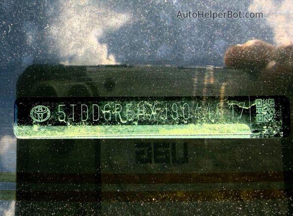5TDDGRFHXJS044617 2018 TOYOTA HIGHLANDER Silver Widok wnętrza z tyłu