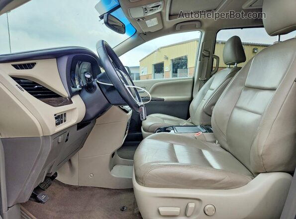 5TDDK3DC7GS139390 2016 TOYOTA SIENNA White Front interior view