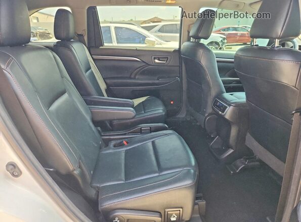 5TDDKRFH8GS346639 2016 TOYOTA HIGHLANDER White Rear interior view