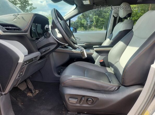 5TDDSKFC9PS074923 2023 TOYOTA SIENNA Silver Front interior view