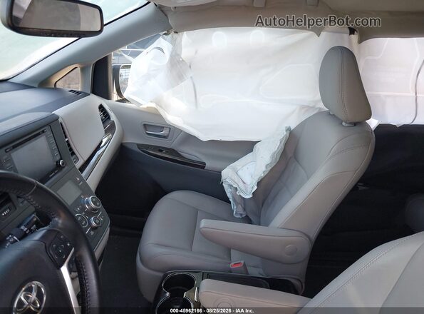 5TDDZ3DC0LS228076 2020 TOYOTA SIENNA Silver Front interior view
