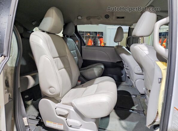5TDDZ3DC1HS185648 2017 TOYOTA SIENNA White Vista interior trasera