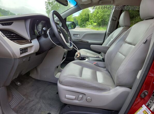 5TDDZ3DC2HS150424 2017 TOYOTA SIENNA Red Вид салону спереду