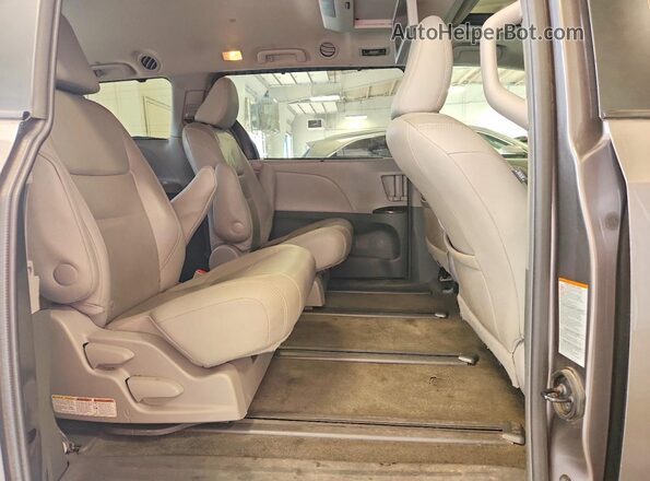 5TDDZ3DC4HS161019 2017 TOYOTA SIENNA Gray Вид задньої частини салону