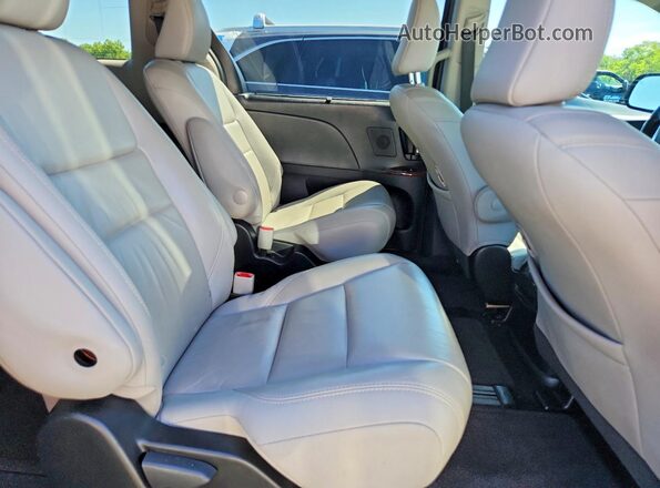 5TDDZ3DC7HS167557 2017 TOYOTA SIENNA Silver Вид задньої частини салону