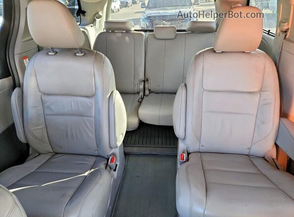 5TDDZ3DC7HS182897 2017 TOYOTA SIENNA Gray Հետևի նստատեղերի տեսք