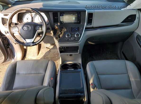 5TDDZ3DC9HS158813 2017 TOYOTA SIENNA Синий Вид панели приборов