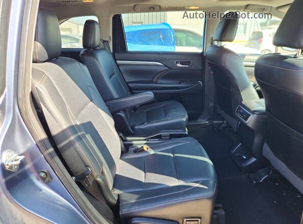 5TDDZRFH5JS816712 2018 TOYOTA HIGHLANDER Синий Вид задней части салона