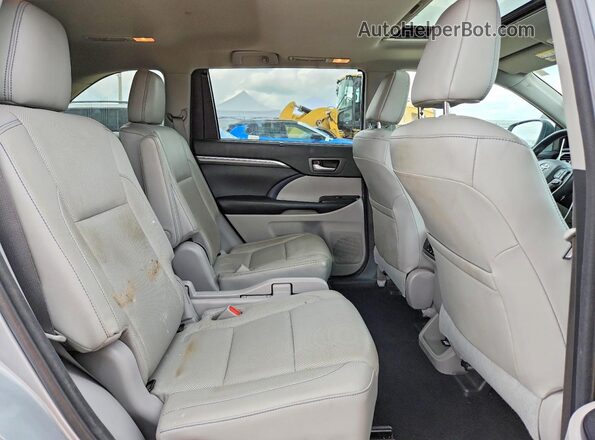 5TDDZRFH6HS422128 2017 TOYOTA HIGHLANDER Silver Vista interior trasera