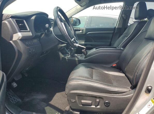 5TDDZRFH7JS826853 2018 TOYOTA HIGHLANDER Silver Вид салону спереду