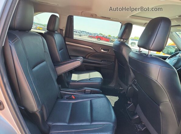 5TDDZRFH7JS826853 2018 TOYOTA HIGHLANDER Silver Вид задньої частини салону
