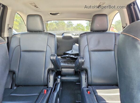 5TDDZRFH7JS826853 2018 TOYOTA HIGHLANDER Silver Вид задніх сидінь