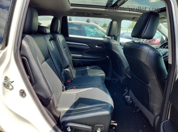 5TDDZRFH8JS854497 2018 TOYOTA HIGHLANDER White Вид задньої частини салону