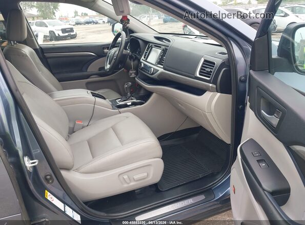5TDDZRFH8JS889525 2018 TOYOTA HIGHLANDER Light Blue წინა სალონის ხედი