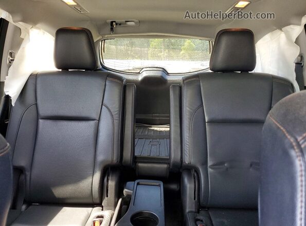 5TDDZRFH9HS375032 2017 TOYOTA HIGHLANDER White Vista de los asientos traseros