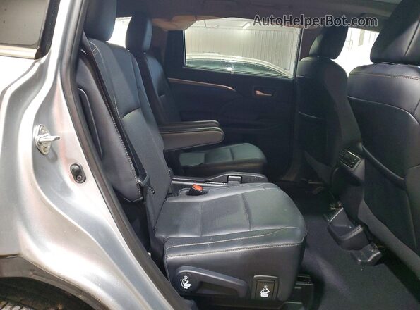5TDDZRFHXKS997033 2019 TOYOTA HIGHLANDER Silver Вид задньої частини салону