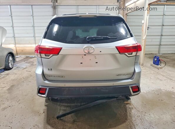 5TDDZRFHXKS997033 2019 TOYOTA HIGHLANDER Silver Вид ззаду
