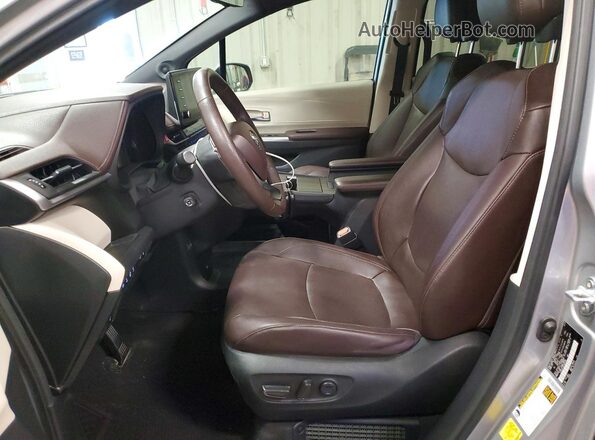 5TDESKFC8PS084590 2023 TOYOTA SIENNA Silver Front interior view