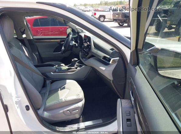 5TDFARAH7PS021838 2023 TOYOTA HIGHLANDER White Widok wnętrza z przodu