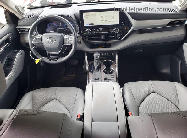 5TDFARAH9PS021808 2023 TOYOTA HIGHLANDER Красный Вид панели приборов