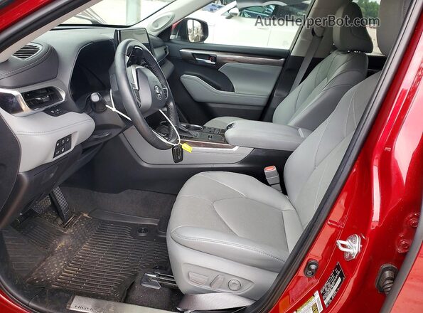 5TDFARAH9PS021808 2023 TOYOTA HIGHLANDER Красный Вид салона спереди
