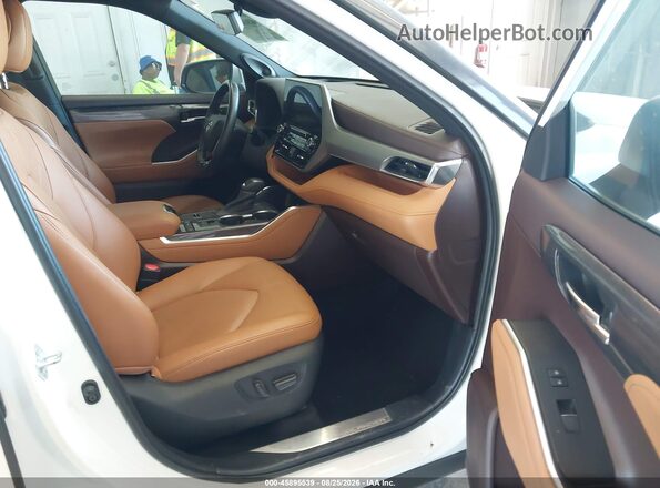 5TDFZRAHXMS038802 2021 TOYOTA HIGHLANDER Silver Front interior view