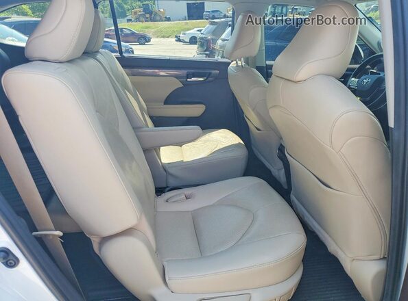 5TDFZRBH1MS093511 2021 TOYOTA HIGHLANDER White Вид задньої частини салону