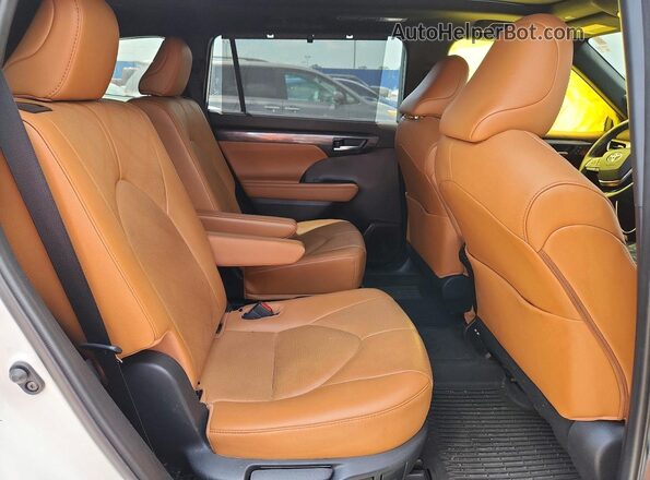 5TDFZRBH3MS135743 2021 TOYOTA HIGHLANDER White უკანა სალონის ხედი