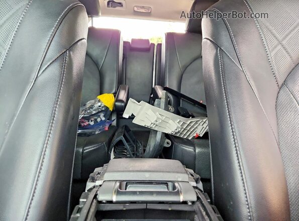 5TDFZRBH3NS212967 2022 TOYOTA HIGHLANDER Red Widok tylnych siedzeń