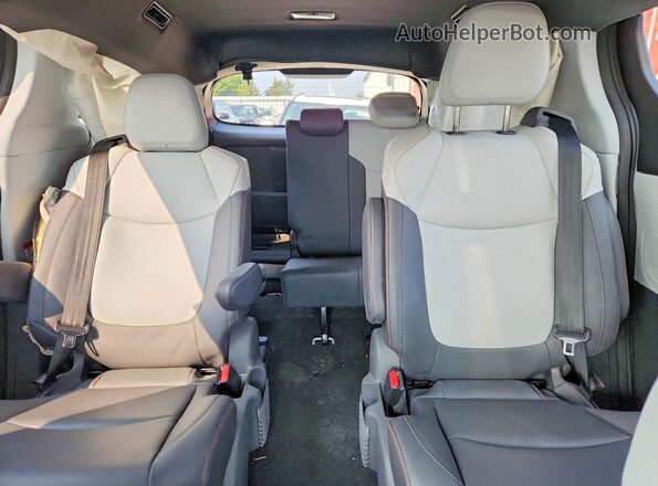 5TDGRKEC7MS051923 2021 TOYOTA SIENNA Silver Rear seats view