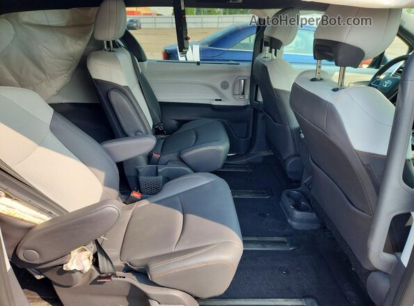 5TDGRKEC7MS051923 2021 TOYOTA SIENNA Silver Rear interior view
