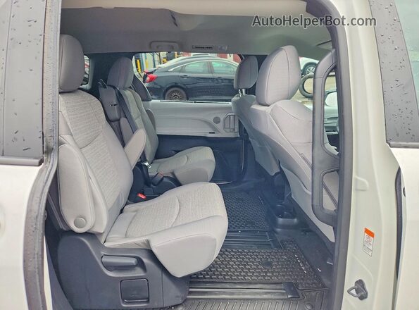 5TDGSKFC5TS245335 2026 TOYOTA SIENNA White Вид задньої частини салону