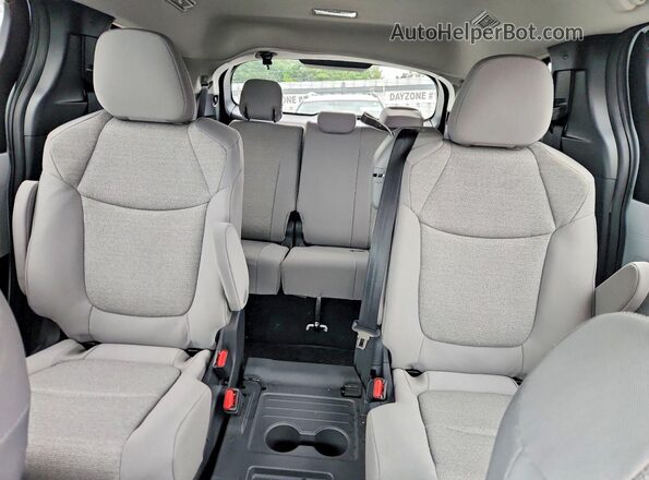 5TDGSKFC5TS245335 2026 TOYOTA SIENNA White Вид задніх сидінь