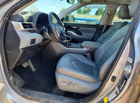 5TDGZRAH2MS061382 2021 TOYOTA HIGHLANDER Silver Front interior view